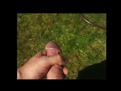❤️ Vroča lepotica dobi svojo rožnato pičko, ki jo jebe, in se zraven cmeri s curkom na poletnem vrtu ❤️❌ Trdi porniči na sl.porn-tub-sexer.ru ❤